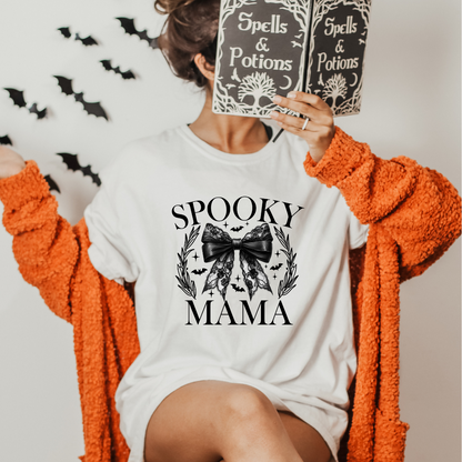 Spooky Mama – Chic & Haunted Halloween Style T-Shirt